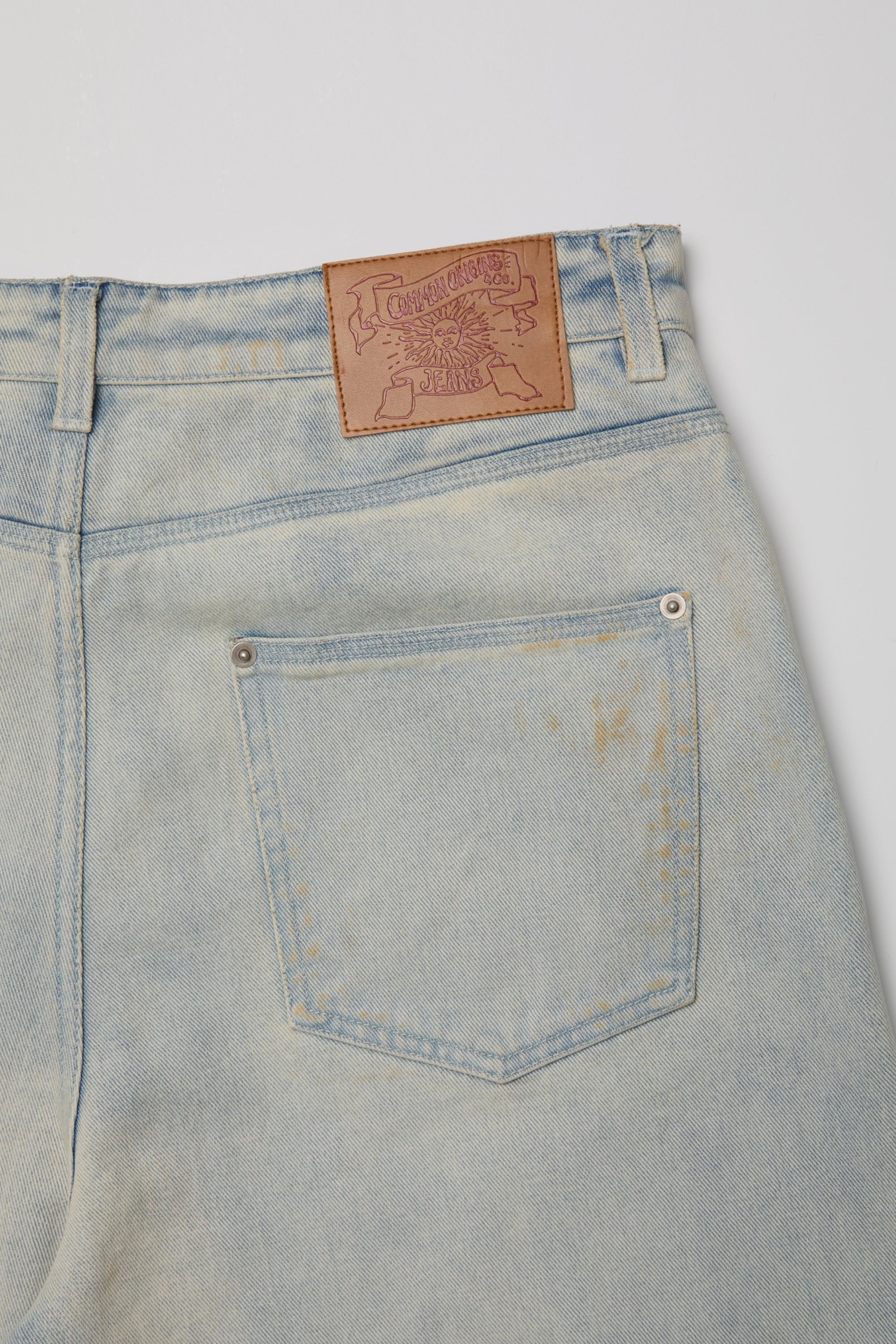STRAIGHT CUT SAND WASHED JEANS