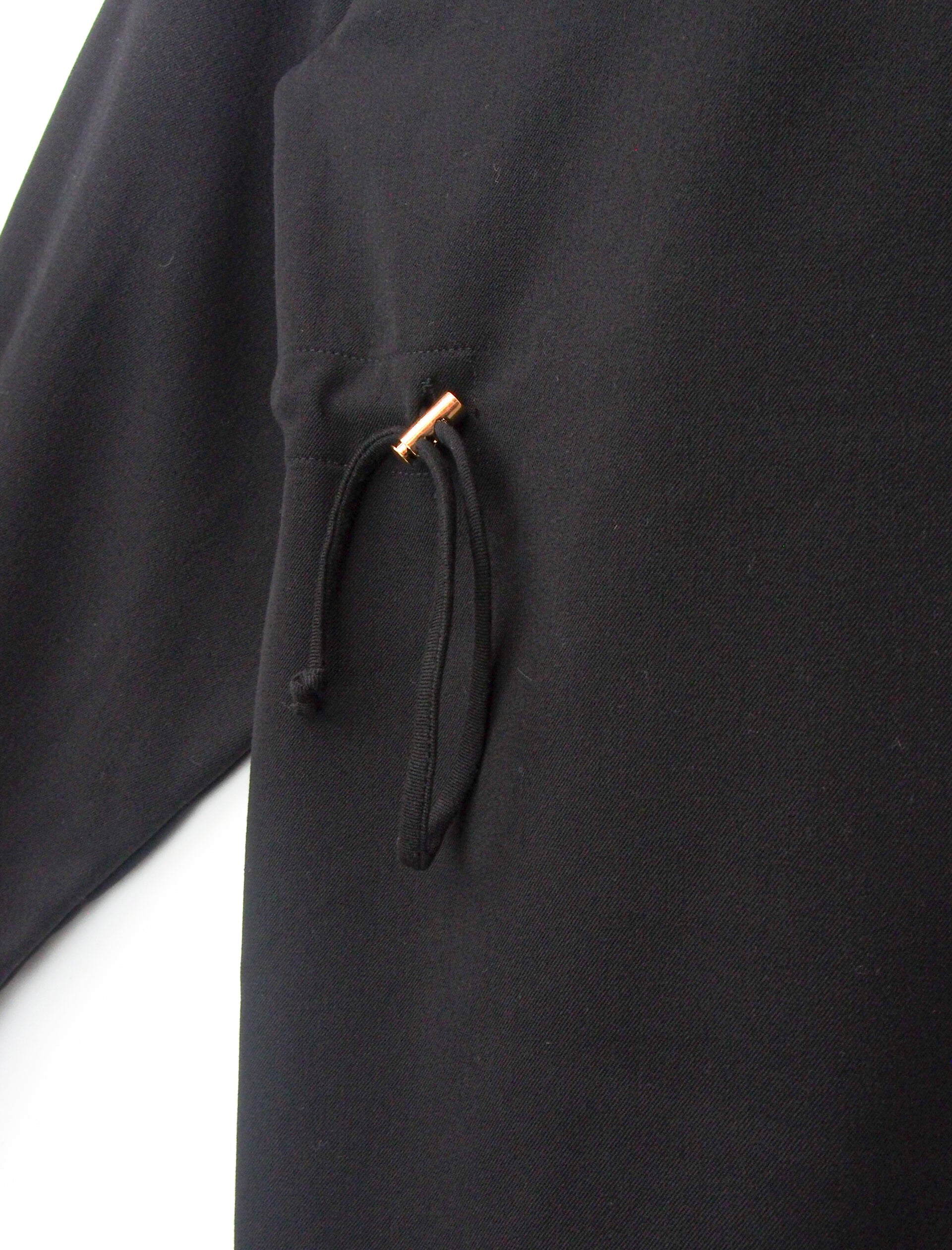 Drost Curve Sleeve Shirt / BLACK