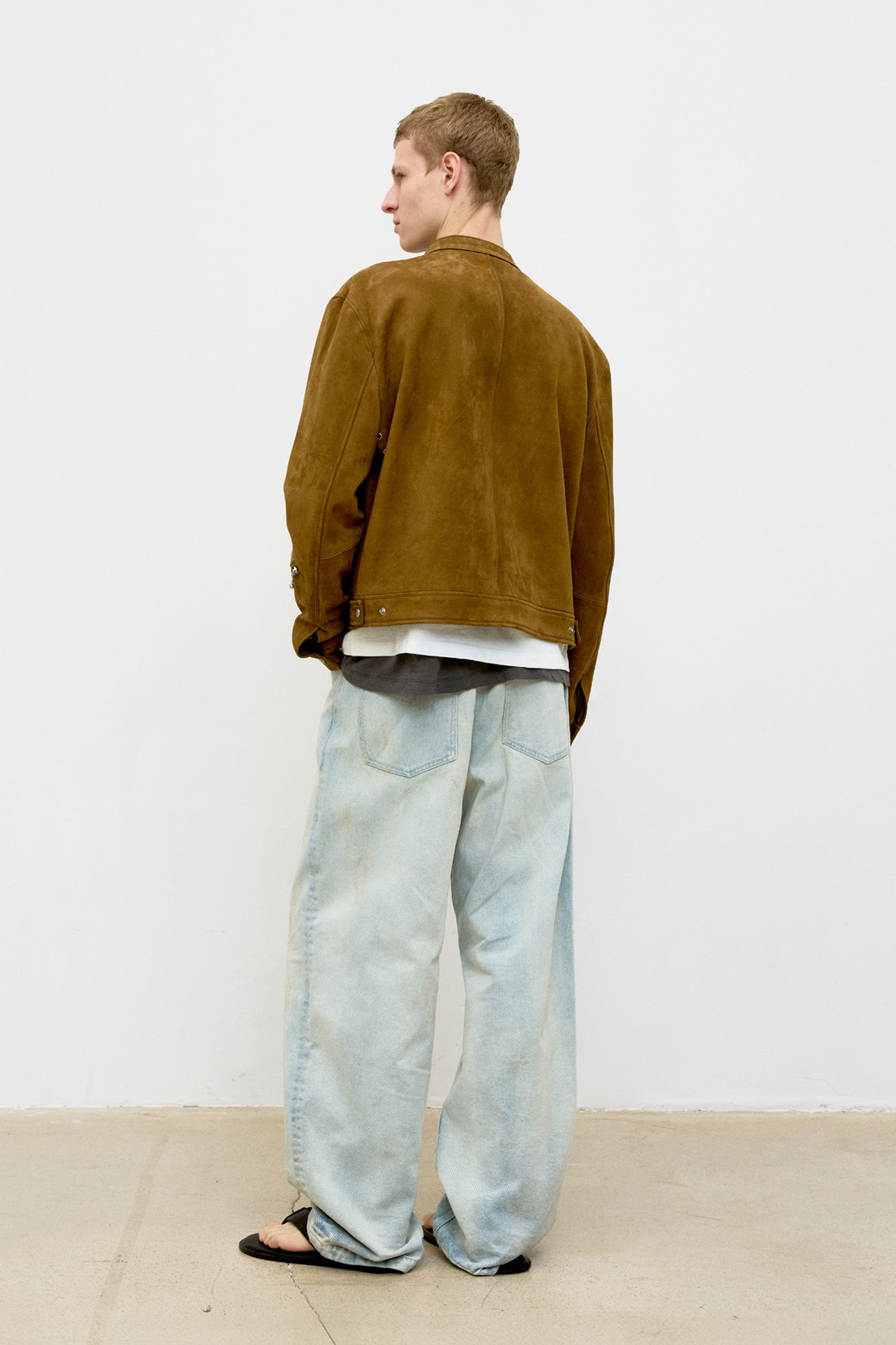 STRAIGHT CUT SAND WASHED JEANS