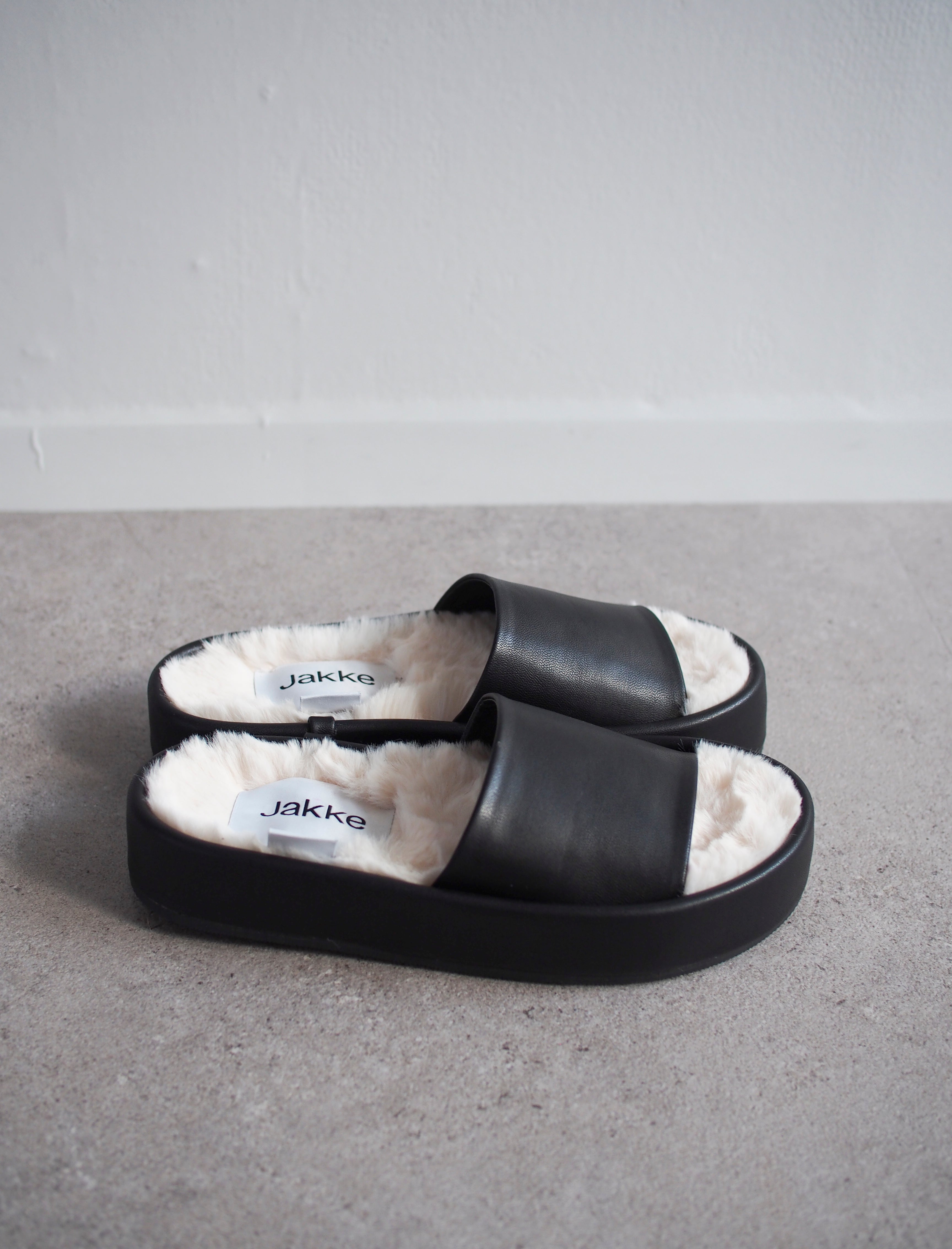 〔jakke.〕LEAH SLIDE /  BLACK/cream